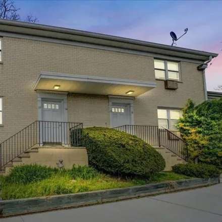 Image 1 - 402 Cranbury Road, Orchard Heights, East Brunswick Township, NJ 08816, USA - Condo for rent