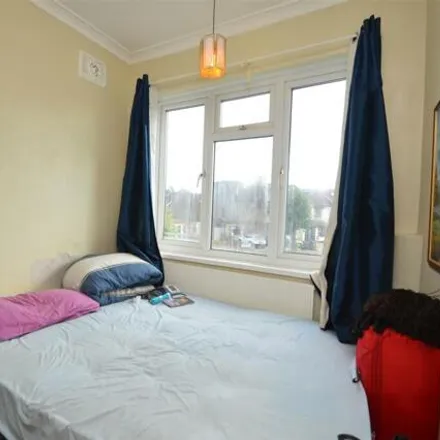 Image 5 - 95 Stradbroke Grove, London, IG5 0DW, United Kingdom - Duplex for sale