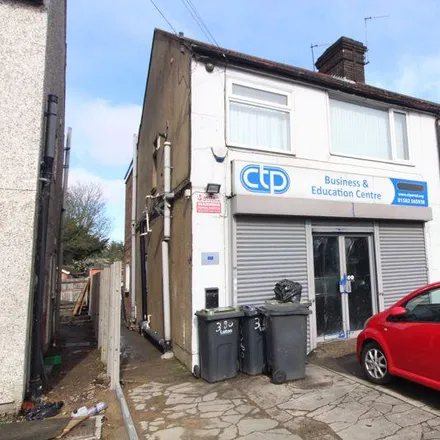Rent this 3 bed duplex on Domenic's Cafe in 392 Leagrave Road, Luton