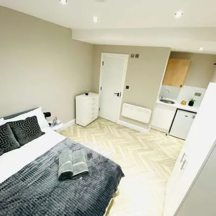 Image 2 - Mulberry Crescent, London, UB7 9AL, United Kingdom - Apartment for rent