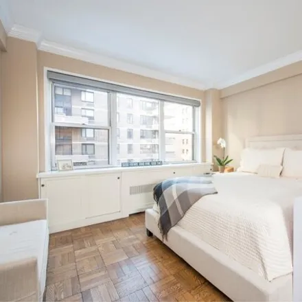 Image 2 - 310 East 49th Street, New York, NY 10017, USA - Apartment for sale