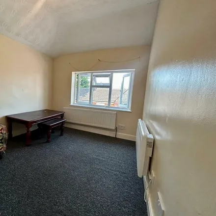 Image 4 - Rutland Avenue, High Wycombe, HP12 3JH, United Kingdom - Apartment for rent