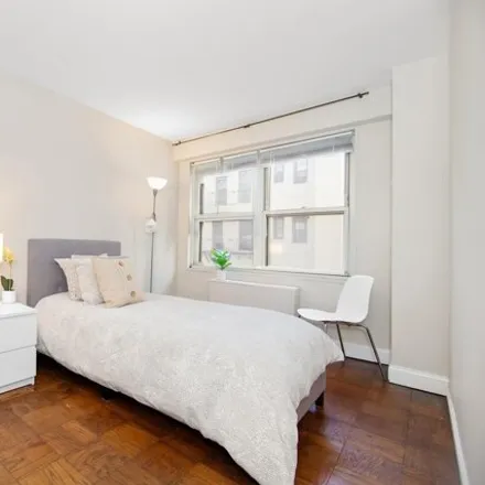 Image 5 - 420 East 72nd Street, New York, NY 10021, USA - Apartment for sale