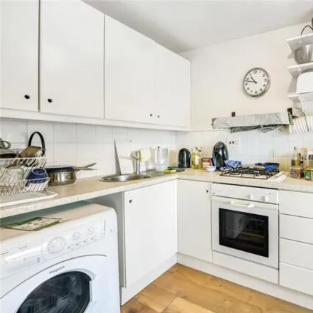 Image 4 - 16 Nevern Square, London, SW5 9NW, United Kingdom - Apartment for sale