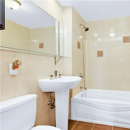 Image 7 - 2615 East 17th Street, New York, NY 11235, USA - Condo for sale