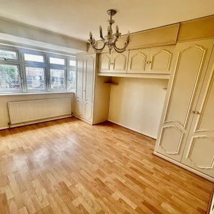 Rent this 3 bed apartment on Longwood Gardens in London, IG5 0EE