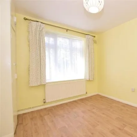 Image 6 - Hucknall Close, London, RM3 9QS, United Kingdom - Apartment for sale