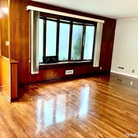 Image 7 - 46-22 247th Street, New York, NY 11362, USA - House for sale