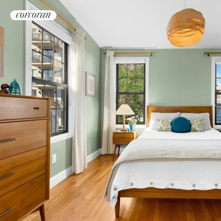 Image 5 - 8 East 28th Street, New York, NY 11226, USA - House for sale