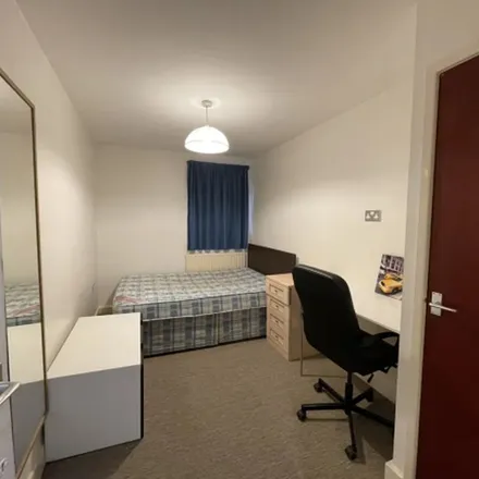 Rent this 3 bed apartment on unnamed road in London, SE1 6PL
