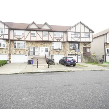 Rent this 3 bed townhouse on 89 Richard Lane in New York, NY 10314