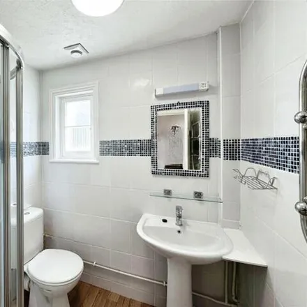 Image 9 - Rosenaree, 189 Upper Grosvenor Road, Royal Tunbridge Wells, TN1 2EF, United Kingdom - Apartment for rent