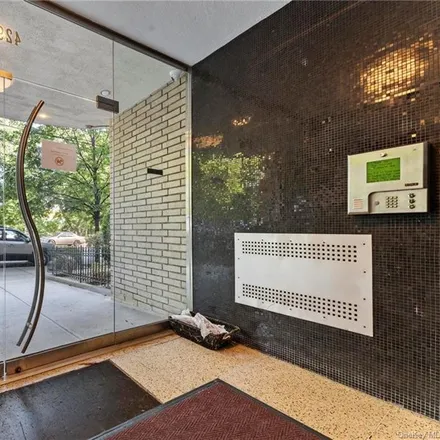 Image 3 - 4295 Webster Avenue, New York, NY 10470, USA - Condo for sale