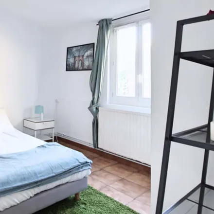 Rent this 3 bed room on 46 Rue Bonnefin in 33100 Bordeaux, France