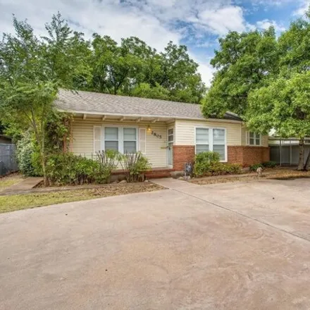 Rent this 3 bed house on 2805 27th Street in Lubbock, TX 79410