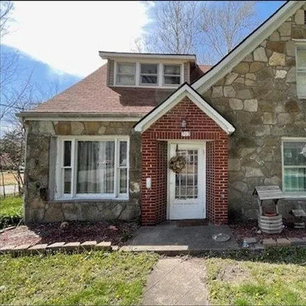 Buy this 4 bed house on 169 East Seward Street in Macon, MO 63552