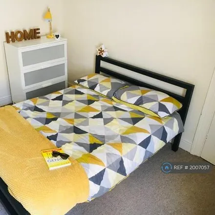 Image 1 - Click 4 Car Credit, Victory Road, Portsmouth, PO1 3BE, United Kingdom - Townhouse for rent