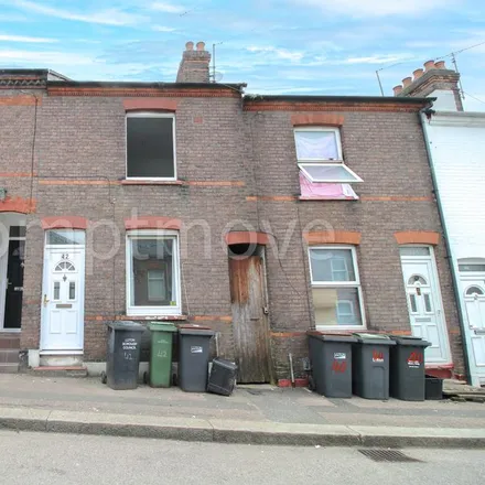 Rent this 3 bed townhouse on Hartley Road in Luton, LU2 0ER