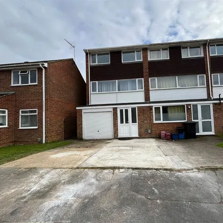 Rent this 3 bed townhouse on Angotts Mead in Stevenage, SG1 2NJ