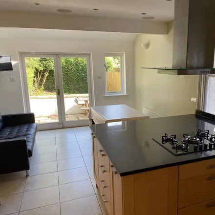 Rent this 6 bed townhouse on 50 Southfield Road in Oxford, OX4 1NZ