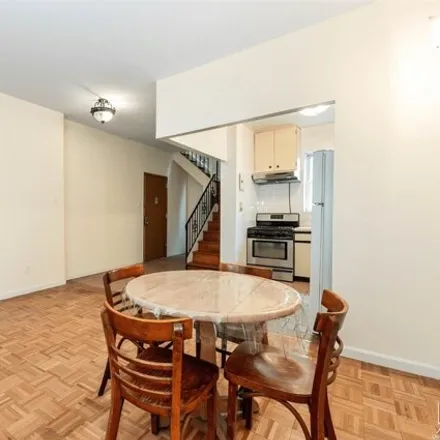 Image 3 - 32-10 35th Street, New York, NY 11106, USA - House for sale