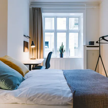 Rent this 6 bed room on City Hall Square in H.C. Andersens Boulevard, 1550 København V