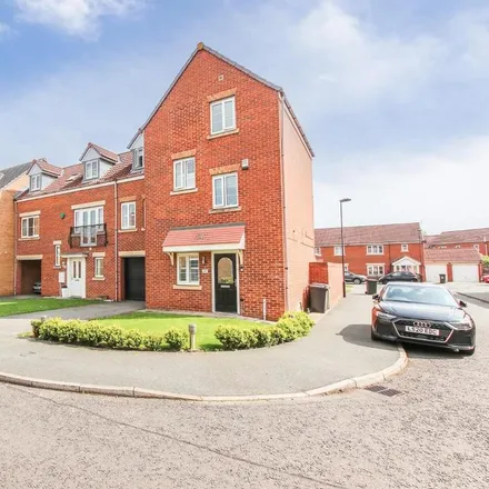 Rent this 5 bed townhouse on Greenrigg Place in Shiremoor, NE27 0GA