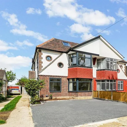 Rent this 5 bed duplex on Silverthorn Gardens in London, E4 8BN