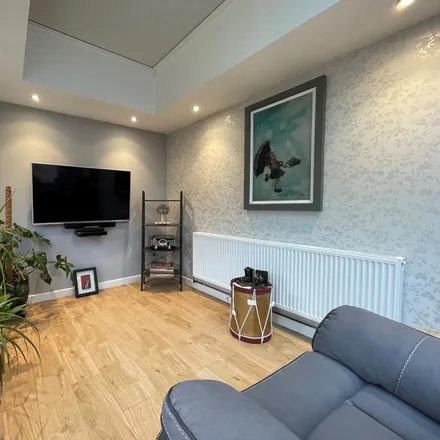 Rent this 3 bed townhouse on 7 Hellebore Close in Bulwell, NG5 9RP