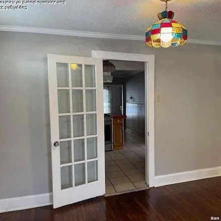 Image 6 - 1941 West Mistletoe Avenue, San Antonio, TX 78201, USA - House for sale