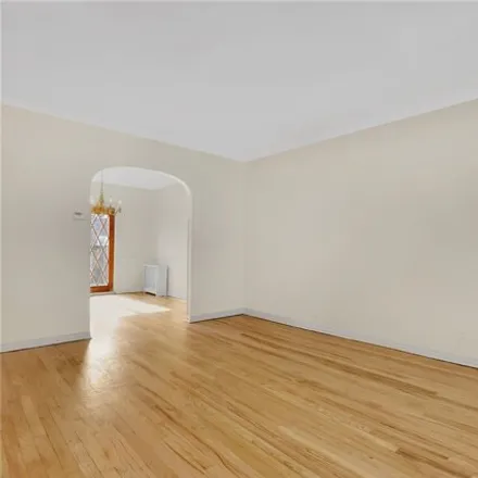 Image 2 - 61-44 82nd Place, New York, NY 11379, USA - House for sale