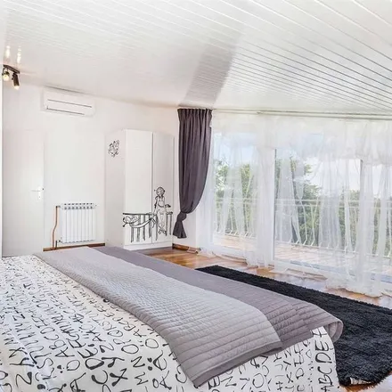 Rent this 5 bed house on 52464 Višnjan