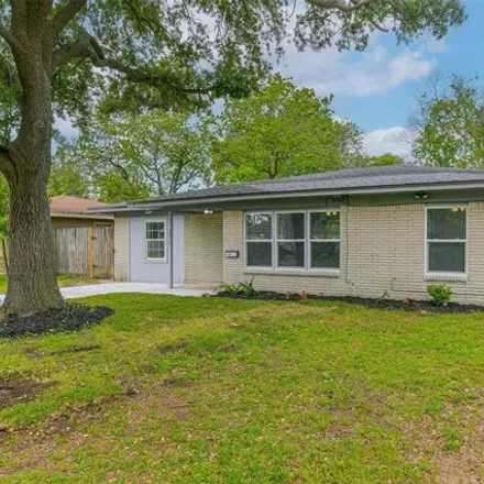 Buy this 3 bed house on 2046 15th Avenue North in Texas City, TX 77590