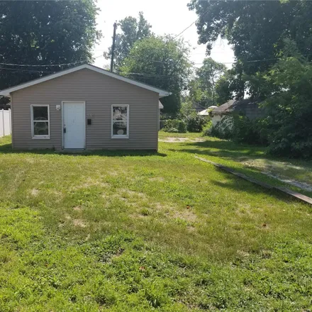 Buy this 1 bed house on 143 South 12th Street in Wood River, IL 62095