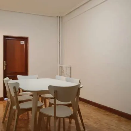 Image 6 - Calle de Vinaroz, 19, 28002 Madrid, Spain - Apartment for rent