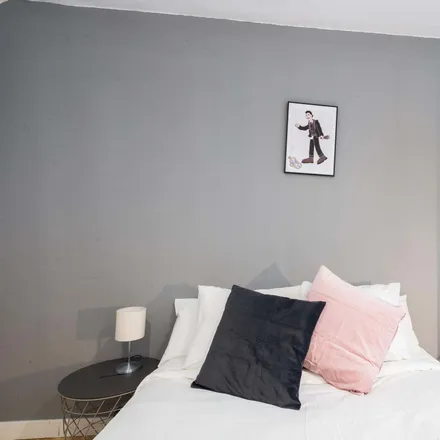 Rent this 6 bed room on Calle de Arrieta in 13, 28013 Madrid
