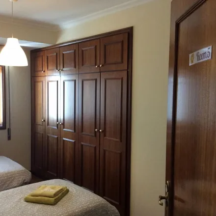 Rent this 5 bed apartment on Escola Secundária António Nobre in Rua Hernâni Torres, 4200-347 Porto