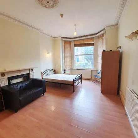 Image 3 - 40 Longley Road, London, SW17 9LH, United Kingdom - Room for rent