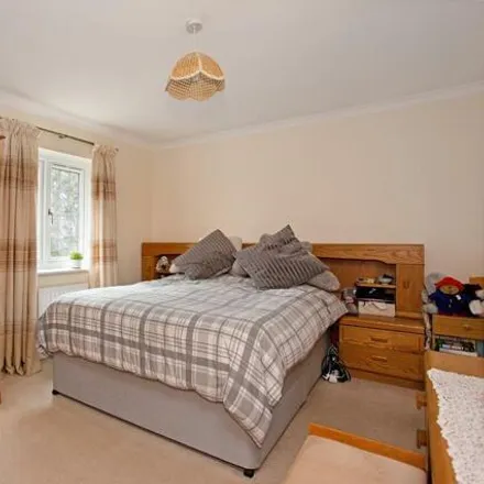 Image 5 - Rosslyn Park, Walton-on-Thames, KT13 9QZ, United Kingdom - House for rent