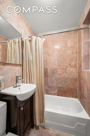 Image 4 - 210 East 21st Street, New York, NY 10010, USA - Apartment for sale
