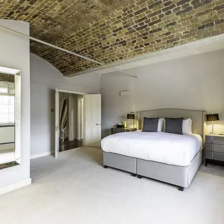 Image 7 - Ivory House, East Smithfield, London, E1W 1AT, United Kingdom - Apartment for rent