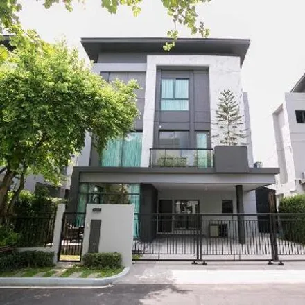 Rent this 3 bed house on Pradit Manutham Road in Wang Thonglang Subdistrict, Wang Thonglang District