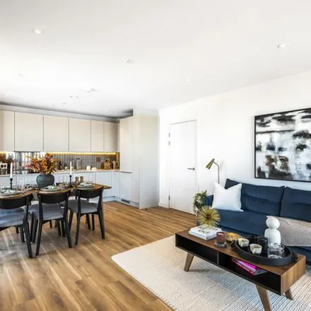 Rent this 3 bed apartment on Firsby Avenue in London, CR0 8TN
