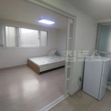 Rent this studio apartment on 서울특별시 강남구 논현동 139-27