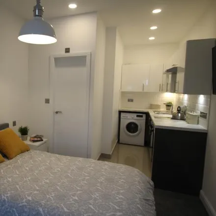 Rent this studio apartment on Kelso Road in Leeds, LS2 9PP