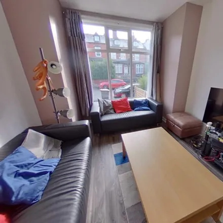 Rent this 6 bed townhouse on Brudenell View in Leeds, LS6 1HG