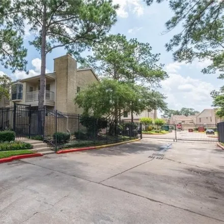 Buy this 3 bed townhouse on 910 Country Place Drive in Houston, TX 77079