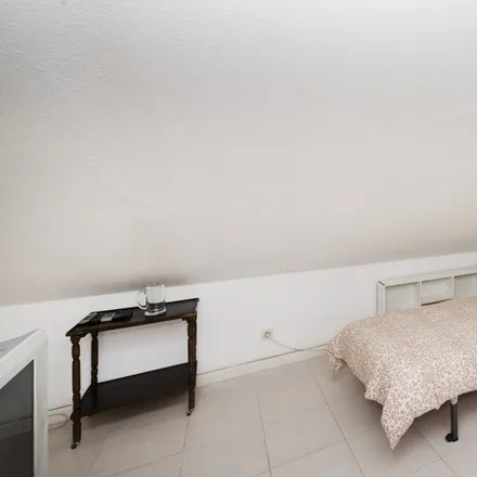 Rent this 6 bed room on Avenida de Calatalifa in 28670 Villaviciosa de Odón, Spain