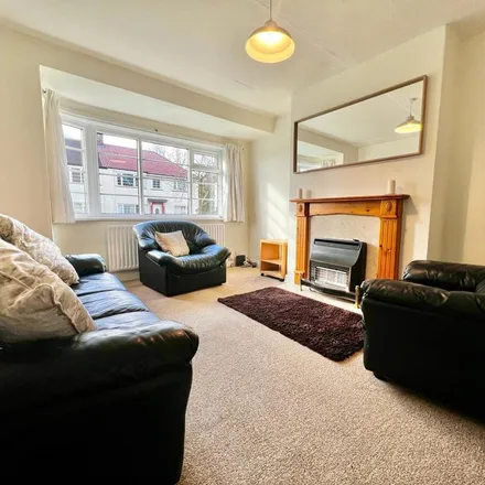 Image 2 - Redesdale Gardens, Leeds, LS16 6AY, United Kingdom - Apartment for rent