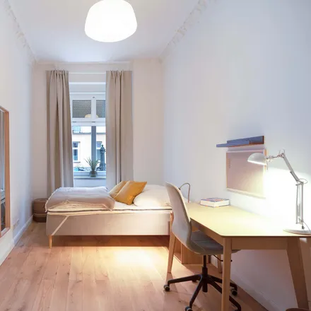 Rent this 3 bed room on Gemüse Döner 46 in Birkenstraße, 10559 Berlin